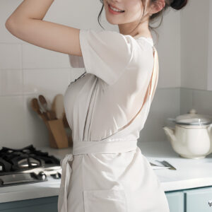 張り切って料理しようとする女性