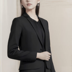 冠婚葬祭用のフォーマルな礼服の女性