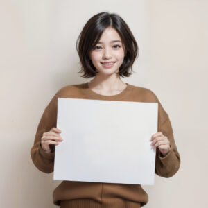 白いフリップボードを持った笑顔の女性